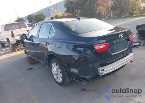2020 Toyota Camry Le z USA, uszkodzony, nr VIN 4T1C11AK4LU511459